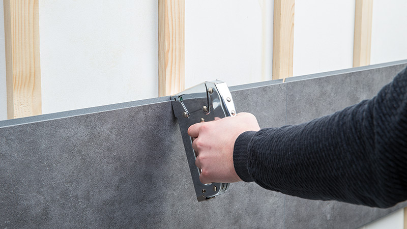 Fastening with clips